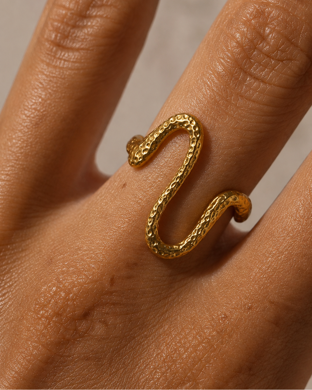 Vela forgyldt statement-ring med struktureret overflade