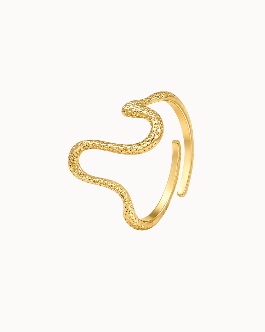 Vela Ring i forgyldt udførelse med skulpturelt, bølgende design