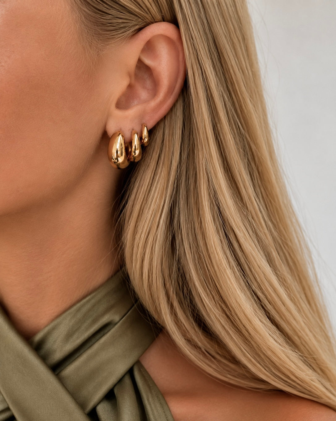 Forgyldte Venice og Ease øreringe styled sammen