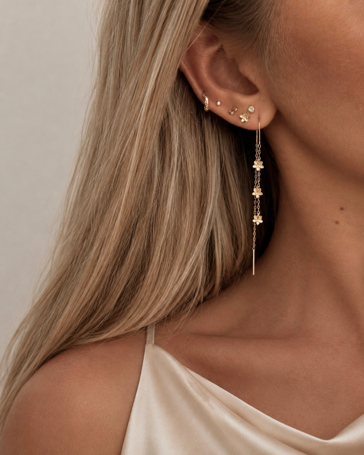 Vergoldete Zahra Ohrringe mit Blumendetails entlang der Kette
