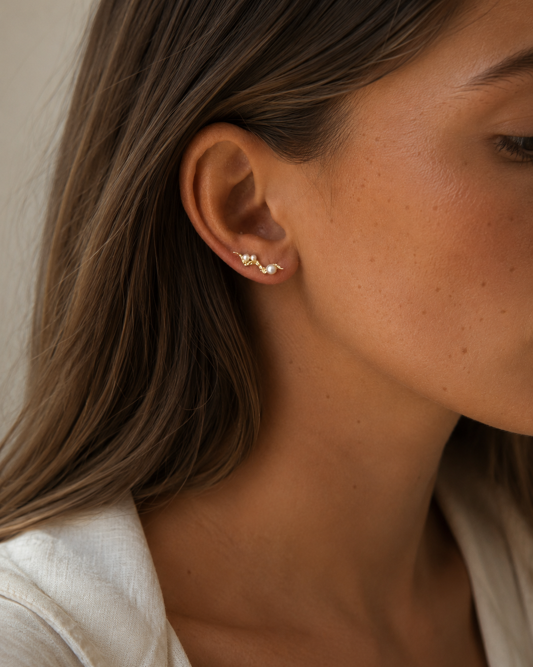 Zephyr ear climbers in verguld ontwerp met kleine parels langs de kromming van het oor