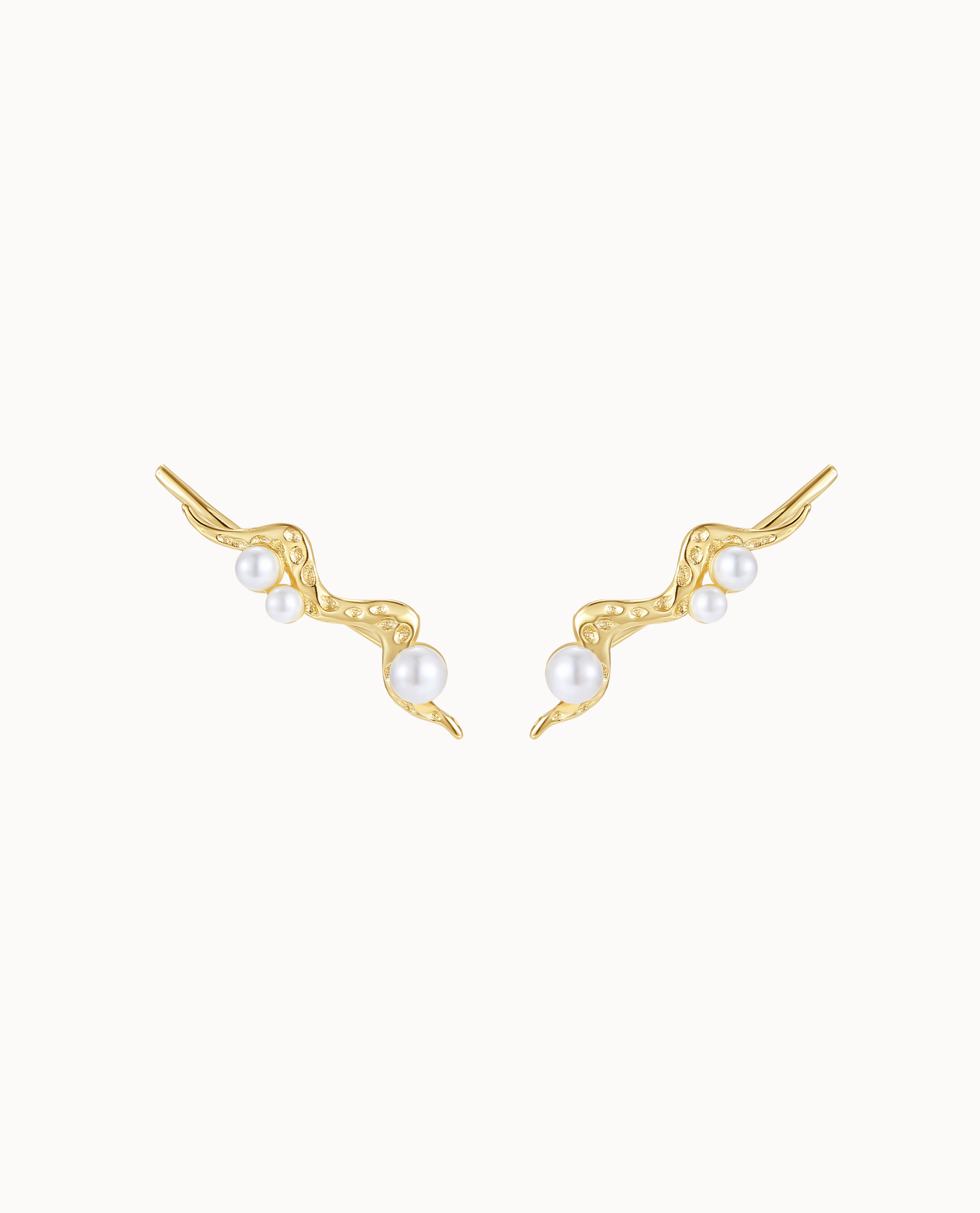 Verguld Zephyr ear climbers met kleine parels langs de kromming van het oor