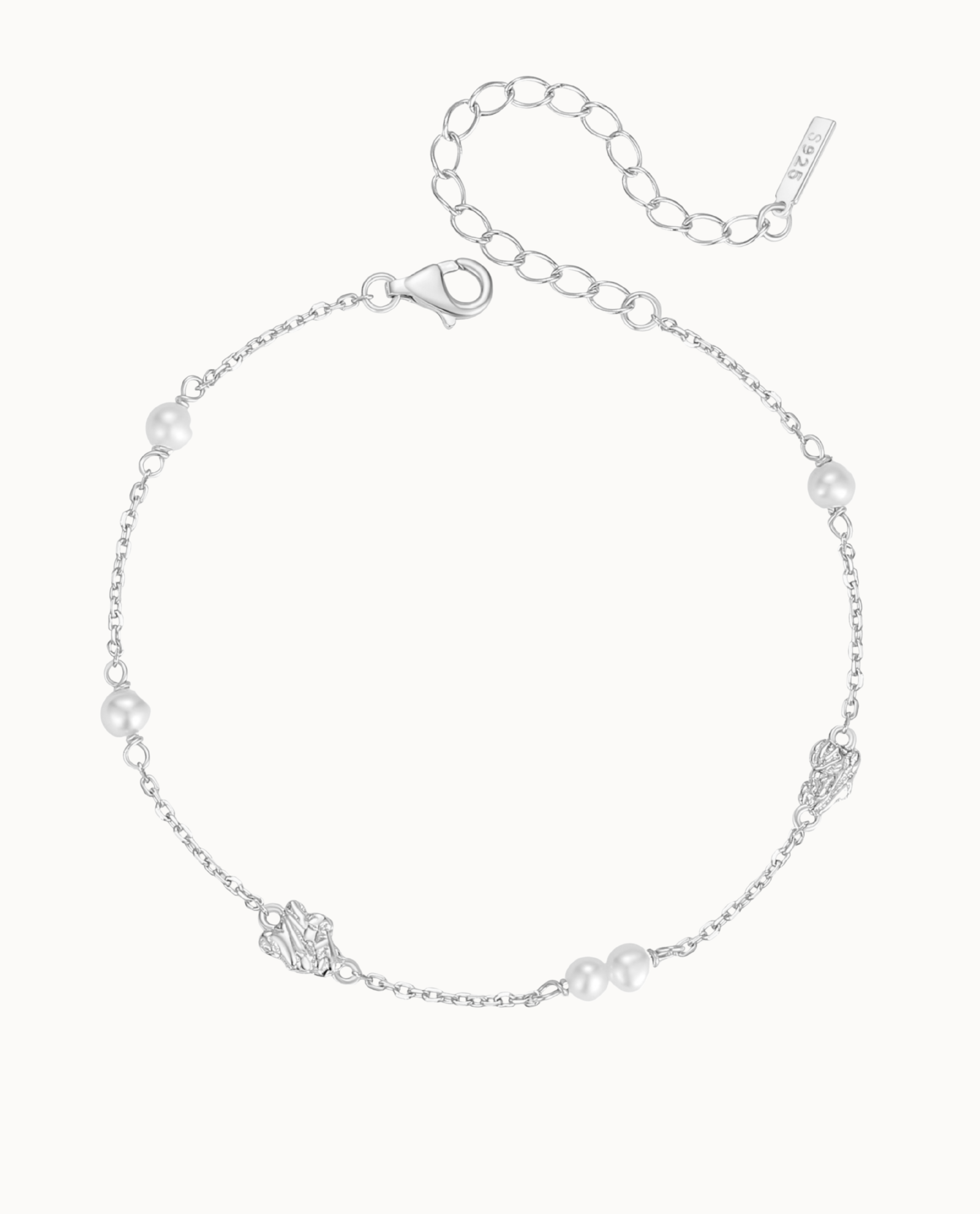 Zeru Bracelet aus 925er Sterlingsilber mit fünf Süßwasserperlen und organischen Anhängern