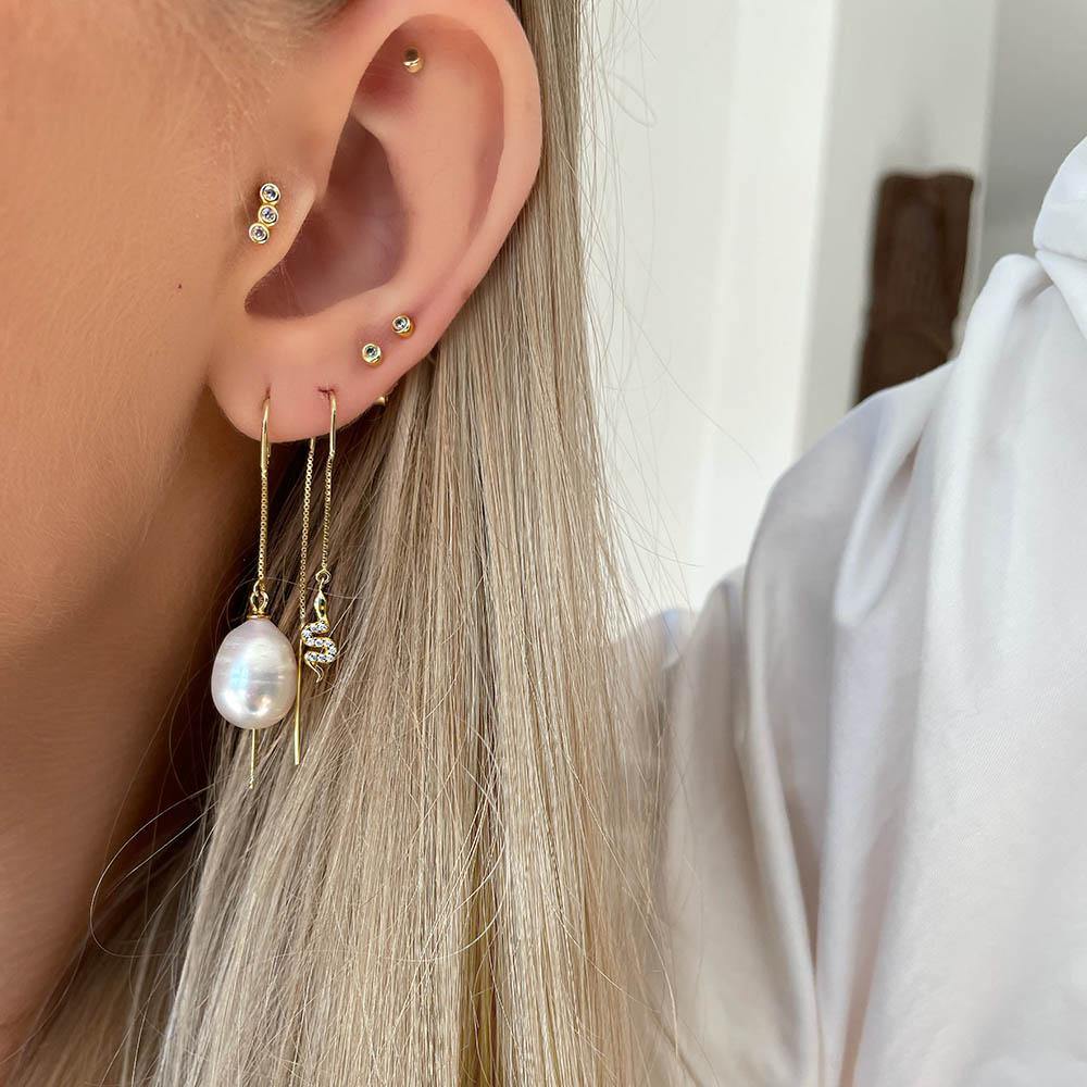Laja Petite Studs are a must-have in your jewelry collection. In it's simplicity and only three small cubic zirconia its fits perfectly to any occasion. Whether you want to use it alone or style it with other earrings - it's just perfect.  