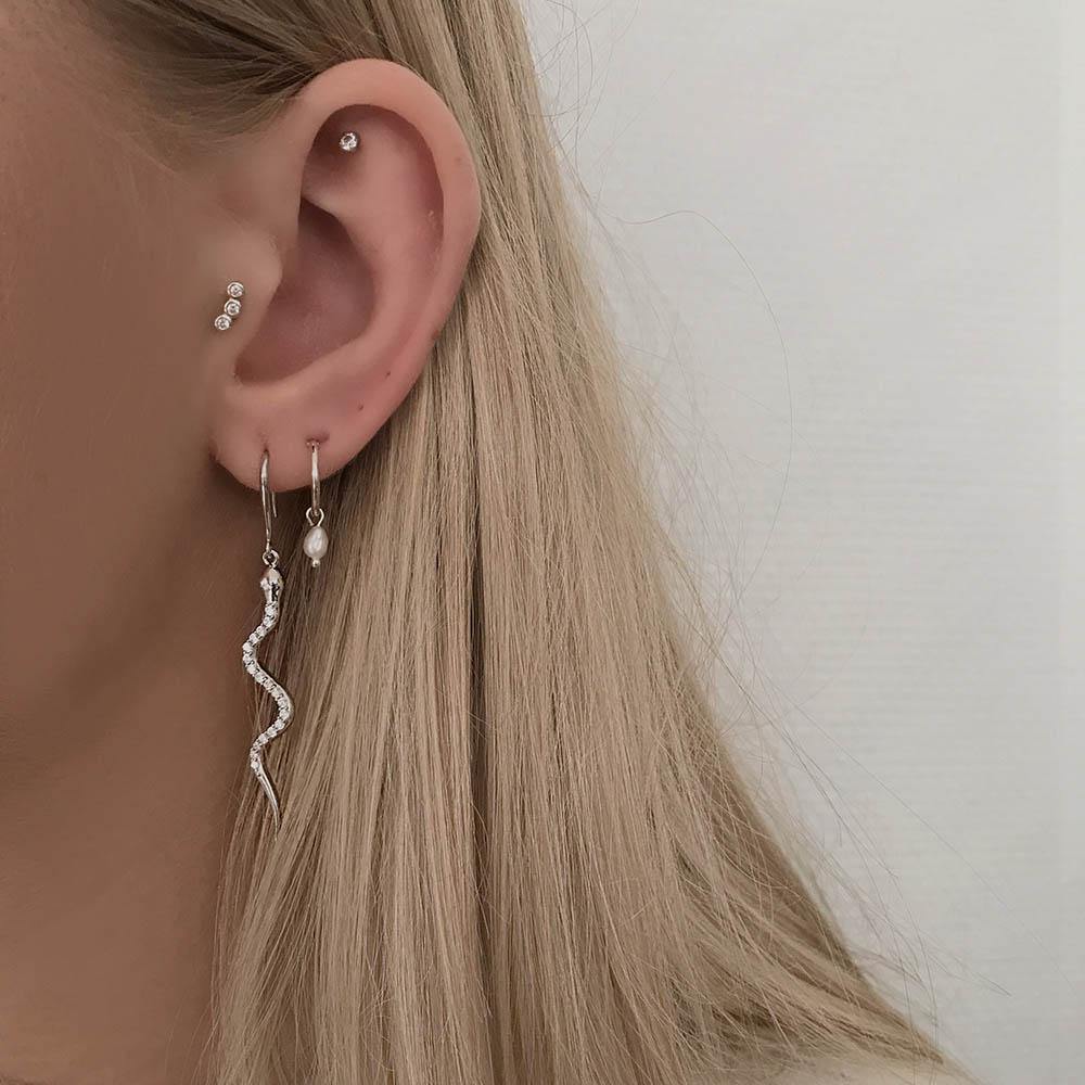 Because of their enchanting designs our Boa Earrings are some of our absolut bestsellers. Boa Earrings are long snake earrings filled with clear cubic zirconia, which creates the perfect mix of raw and feminine. Style them alone or together with some of our other earrings to create a stacked look. 