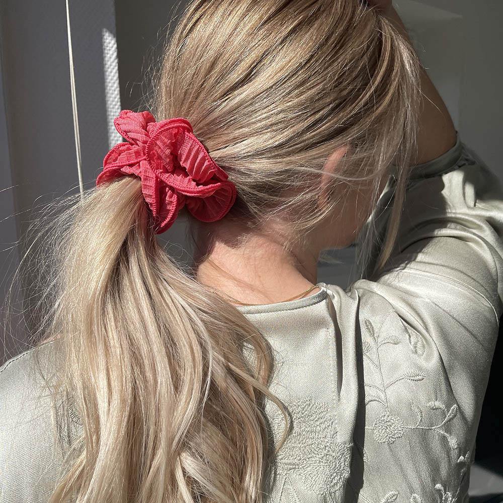 Sia scrunchie is a must have in your accessory collection! It's an oversized scrunchie with shimmer which creates a puffy look in your hair. Use it in a messy bun or to spice up your ponytail.  
