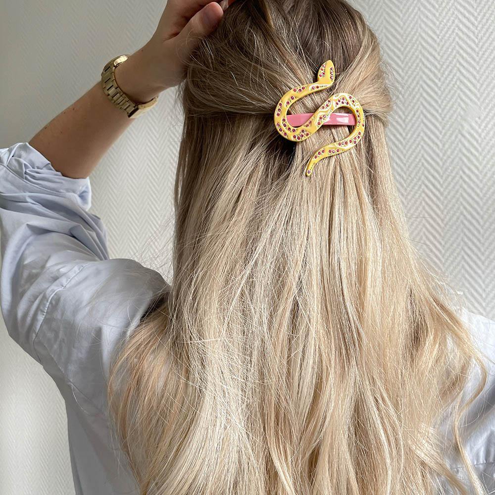 Beautiful and elegant hair clip in the shape of a snake covered with rhinestones. This stunning hair clip adds the perfect detail to your outfit with it's beautiful colors and many stones. 