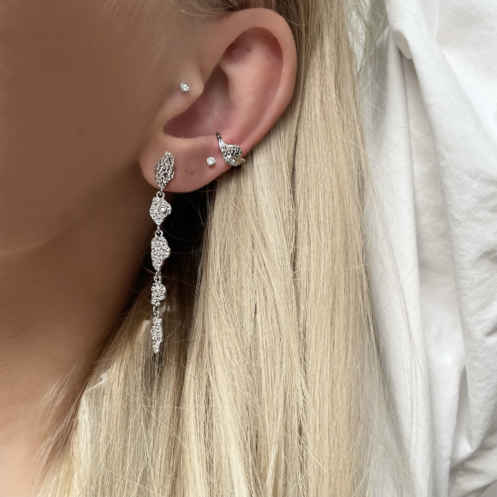 Ciara earcuffs i sølv placeret på øre