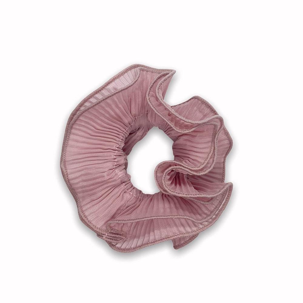 Sia scrunchie is a must have in your accessory collection! It's an oversized scrunchie which creates a puffy look in your hair. Use it in a messy bun or to spice up your ponytail.  
